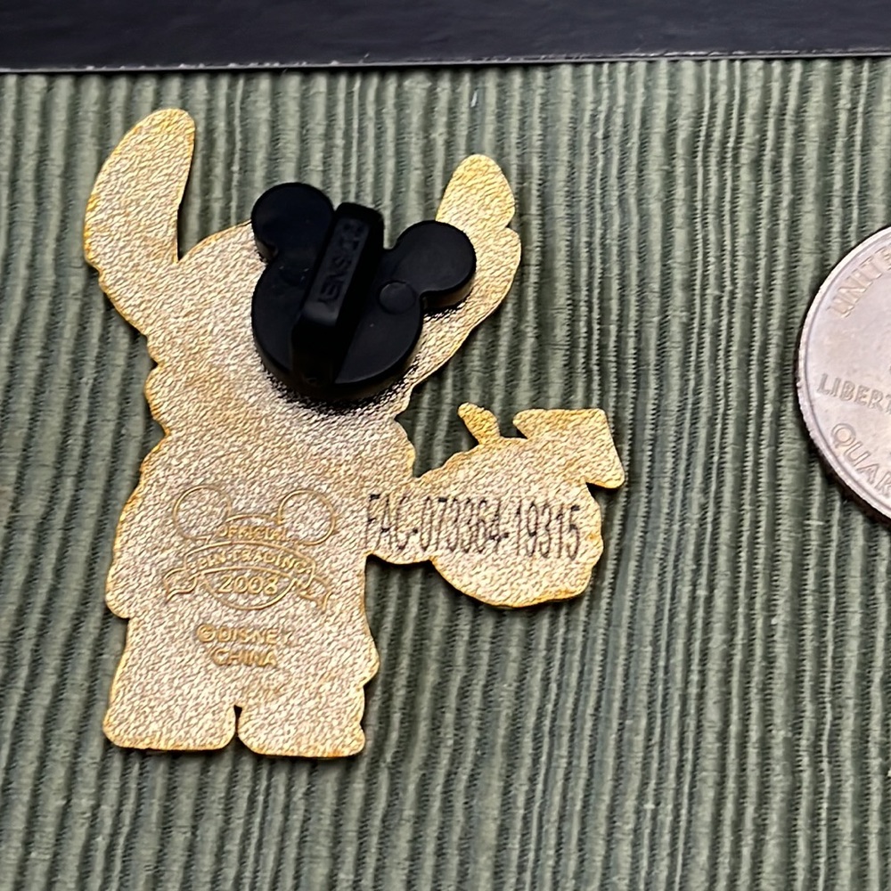 2008 Disney Stitch in red Hawaiian shirt and coconut drink trading/collector pin - Picture 2 of 2